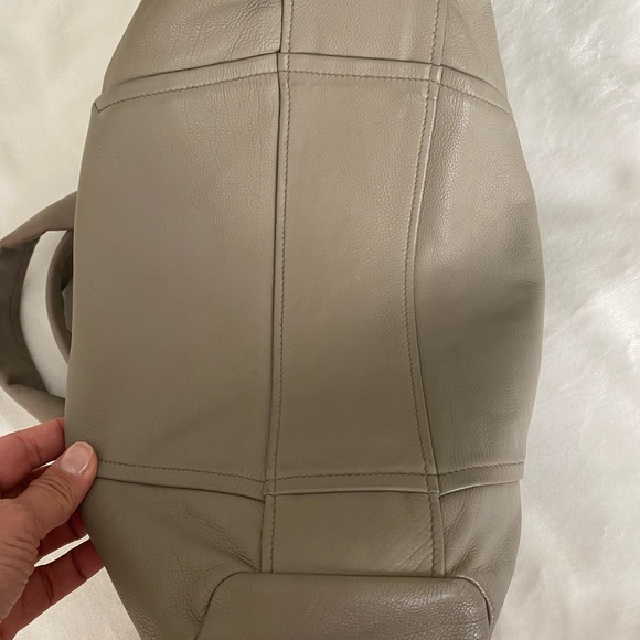 Salvatore Ferragamo handbag gorgeous. Taupe color - Picture 13 of 13